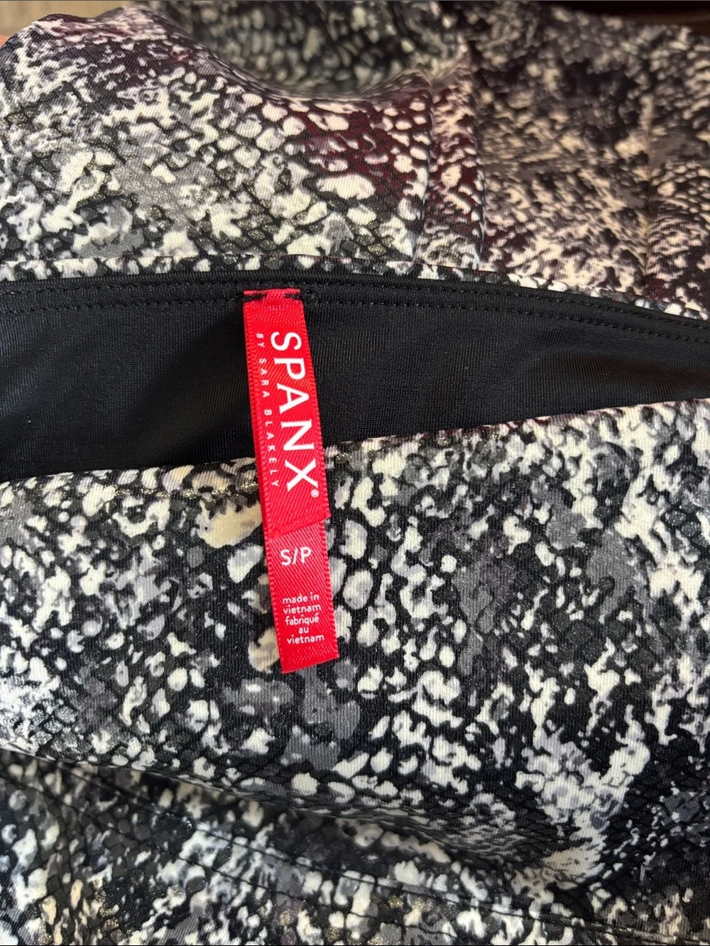 Spanx Faux Leather Snakeskin Shine Leggings Sz Small Snake Grey pattern